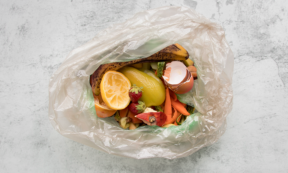 Biopolímeros compostables de INZEA para bolsas de residuos alimentarios.