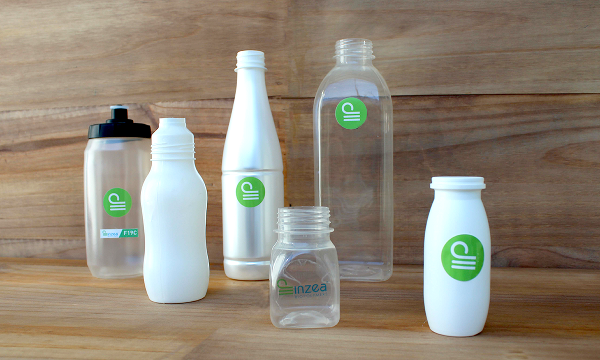 Botellas fabricadas con los biopolímeros compostables de INZEA.