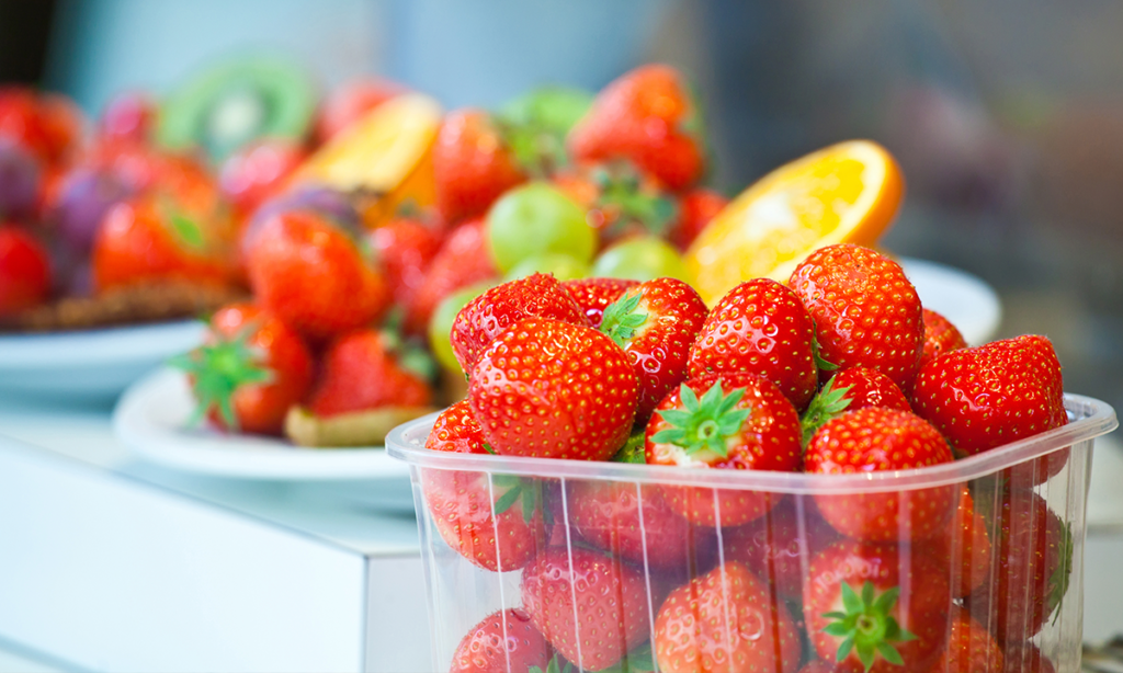 Bandejas termoformadas para frutas y verduras 100% compostables fabricadas con los biopolímeros de INZEA.
