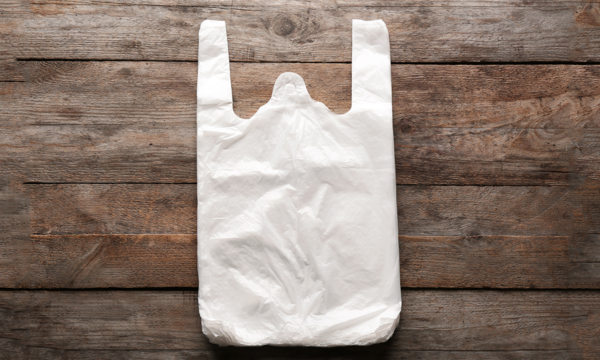 Bolsa camiseta para secciones de supermercado fabricada con los biopolímeros compostables de INZEA.