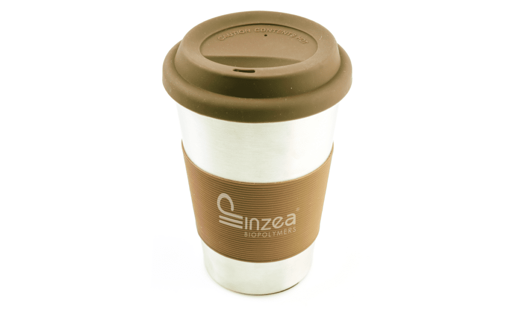 Vaso con tapa fabricado con los biopolímeros compostables y biodegradables de INZEA.